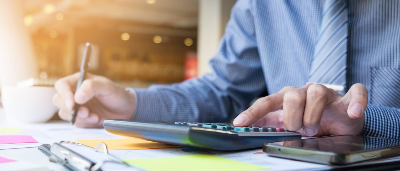 Advogado analisando documentos e cálculos sobre a mesa